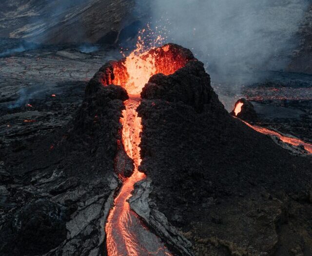 active volcanoes in usa